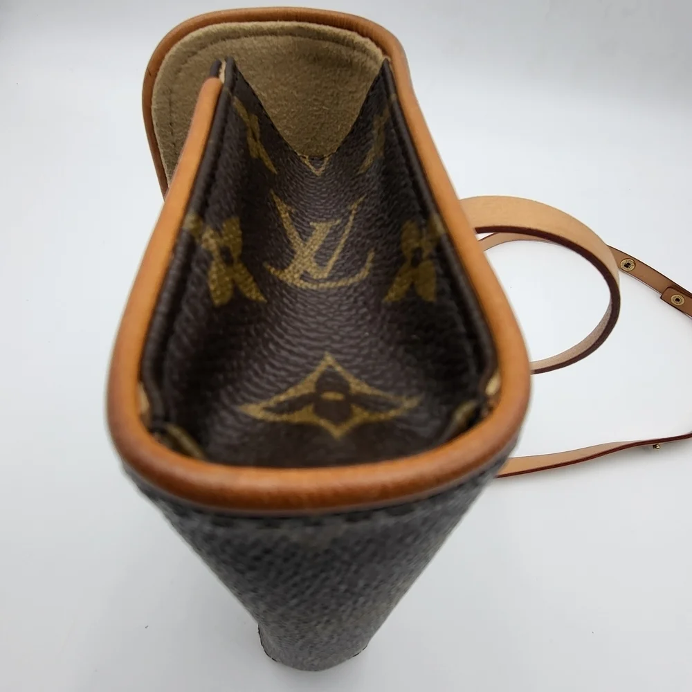 LOUIS VUITTON Pochette Florentine Monogram Canvas Belt Bag..Authentic w/COA..